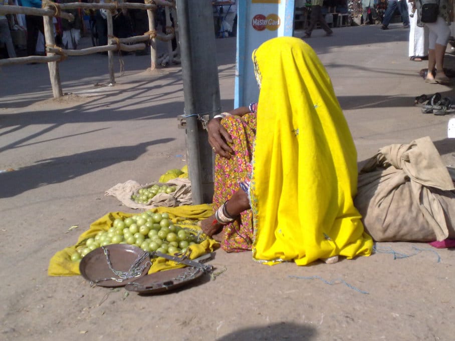 žena prodává amlu na ulici
